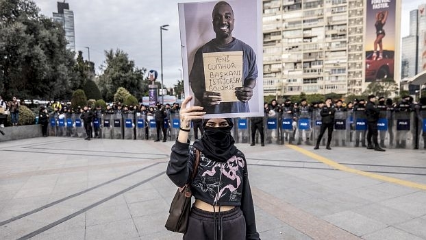 «Vertrau der Straße, nicht der Wahlurne!» | «Sandığa değil, sokağa güven!» 