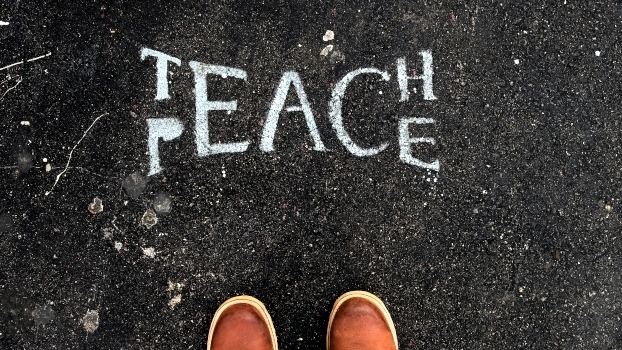 Friedensfähig oder kriegstüchtig? Die Aufgabe von Bildung und Schule in Zeiten des Krieges