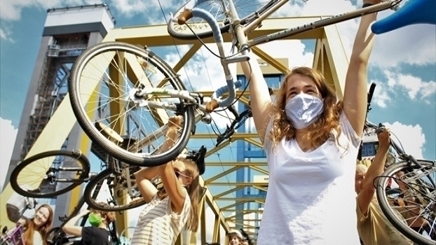 Fahrradrundfahrt zu Streitpunkten Hamburger Verkehrspolitik.