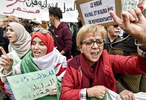 Algerien: Wahlmaskerade, Massenproteste und Polizeigewalt Algerien: Wahlmaskerade, Massenproteste und Polizeigewalt