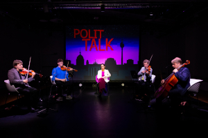 Musikperformance: Amusing Ourselves to Death - Eine Polit-Oper stürzt ab