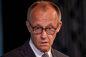 Die Kettensäge ist angeworfen
